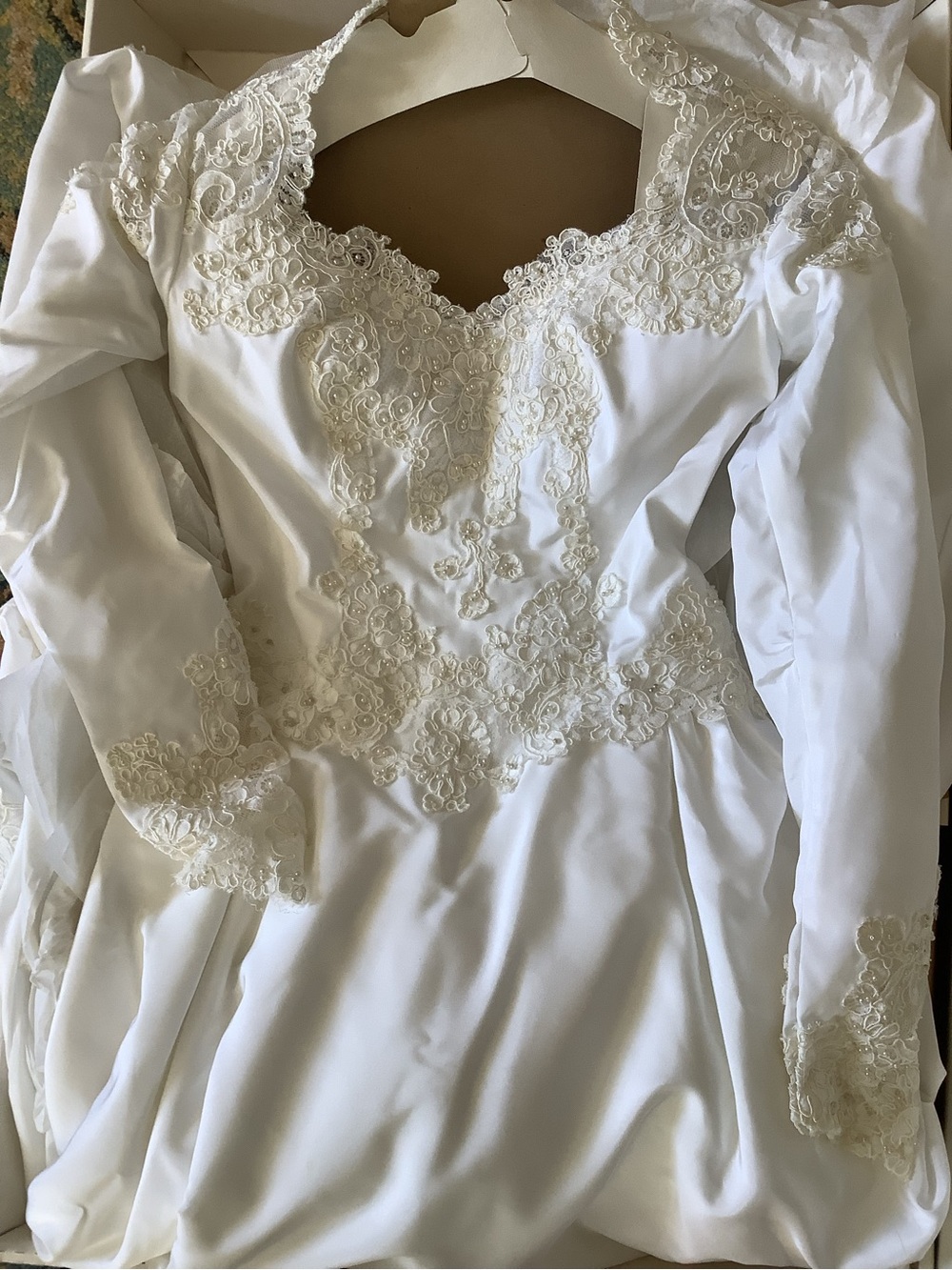 Vintage Elegant White Lace-Embroidered Wedding Dress. Taffeta, full train - Picture 1 of 3